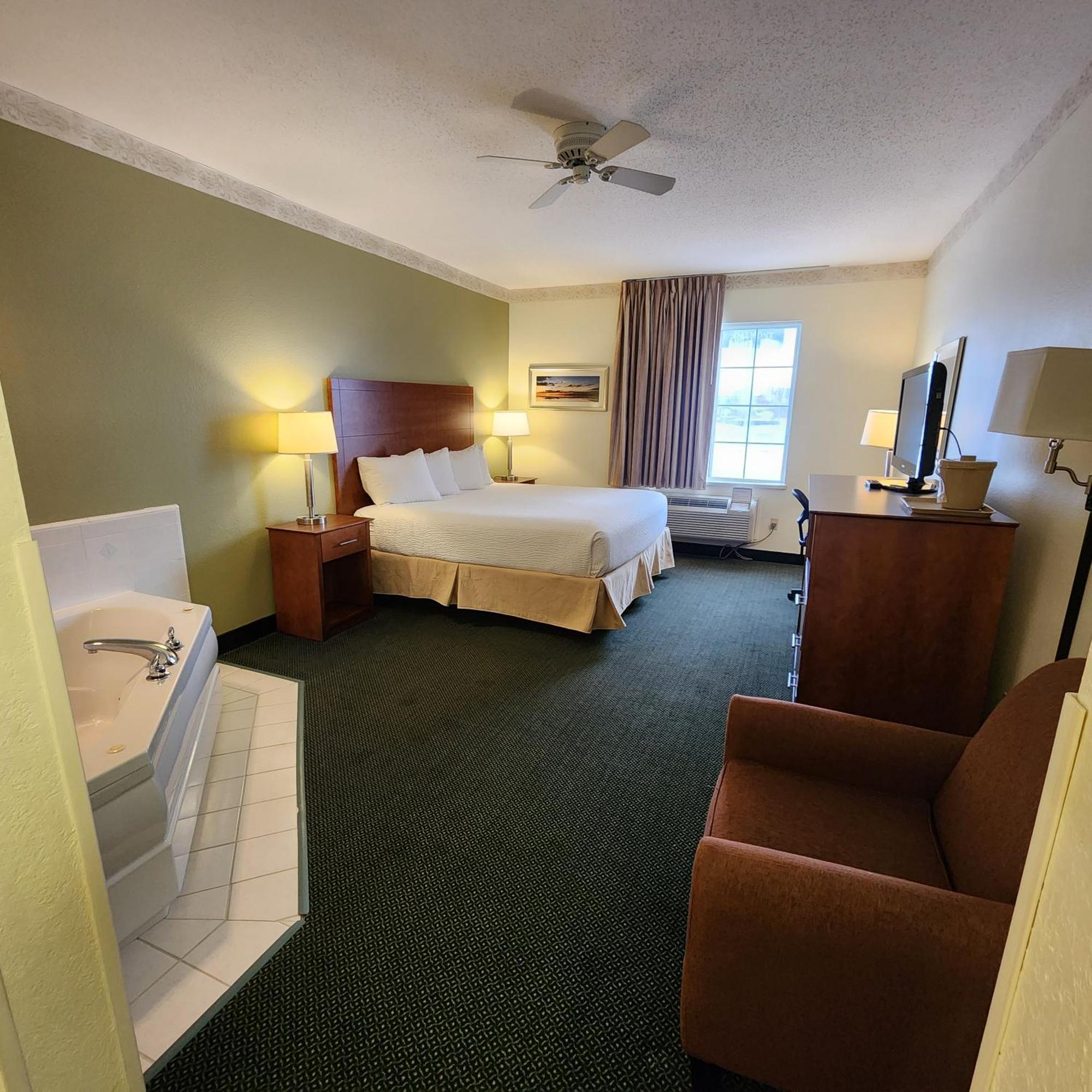 Baymont By Wyndham Mackinaw City Exterior foto